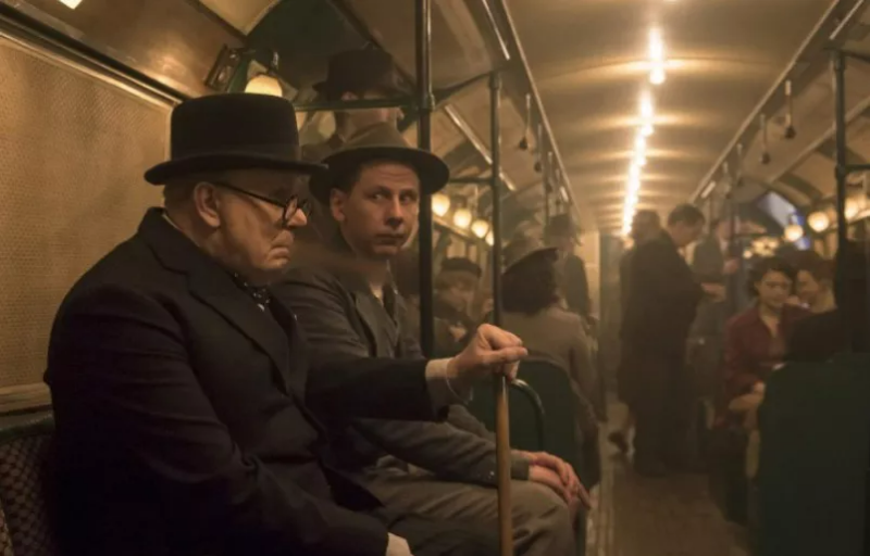 전철 안에 앉아 국민들의 이야기를 듣는 처칠 모습