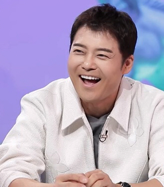 웃고있는 전현무