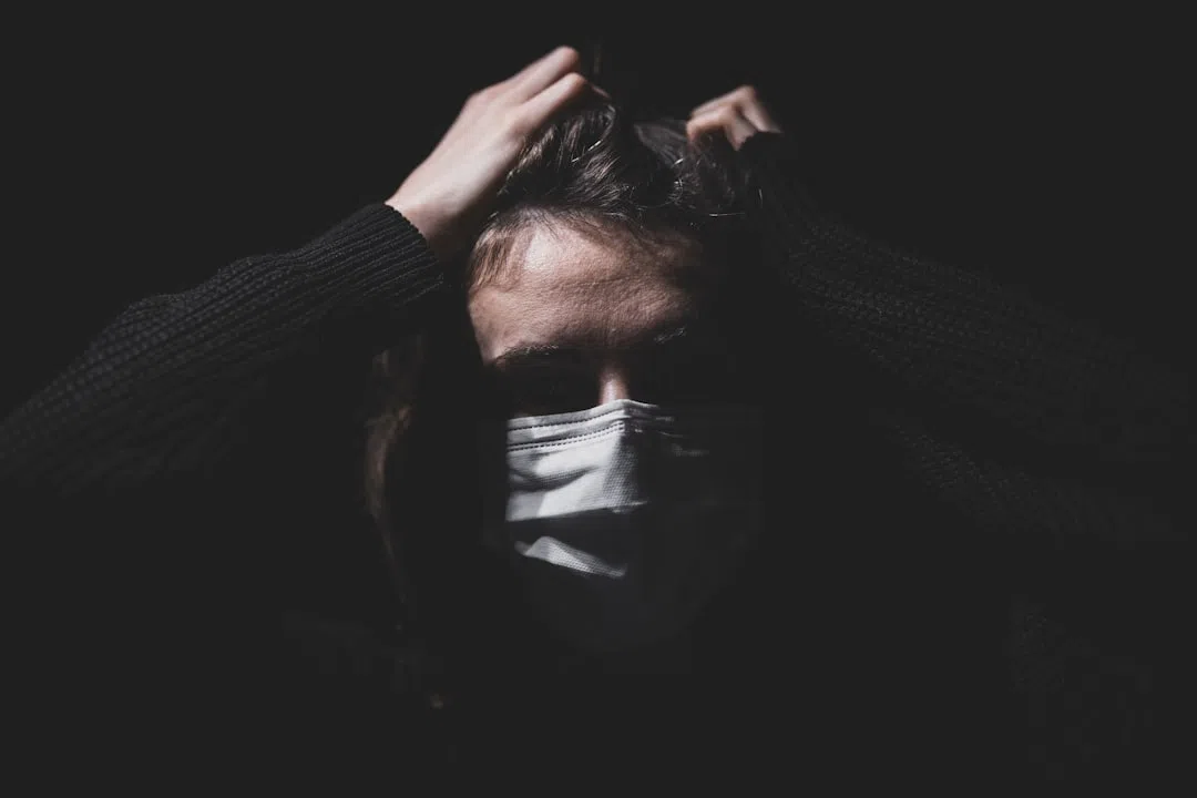 폐기종 COPD , 조기진단 방법과 증상 대처 이렇게 하라! - 조기 진단이 중요한 폐기종 COPD (만성폐쇄성폐질환) - COPD(만성폐쇄성폐질환), 왜 조기 진단이 중요한가? 폐기종 - 마스크한 기침하는 남자 이미지