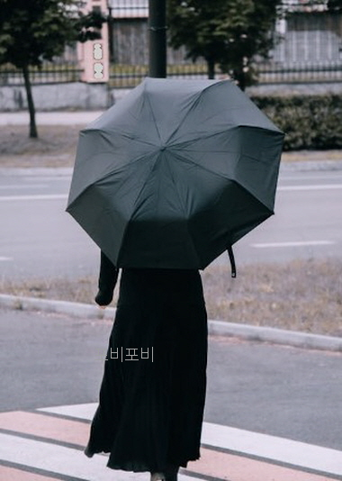 우산 고장 수리 해결 모습