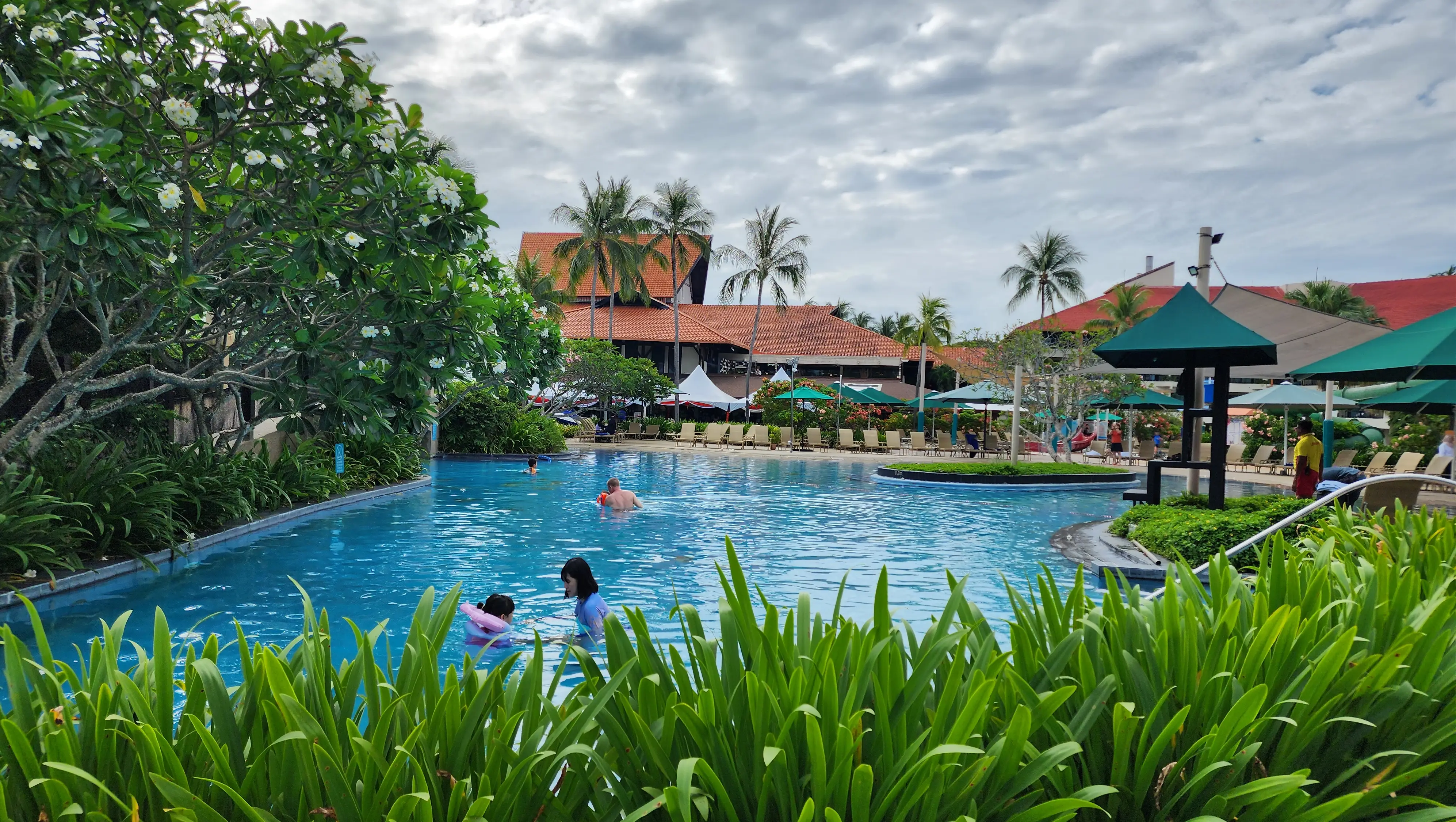 샹그릴라-탄중아루-수영장-유아풀-전체적인-모습