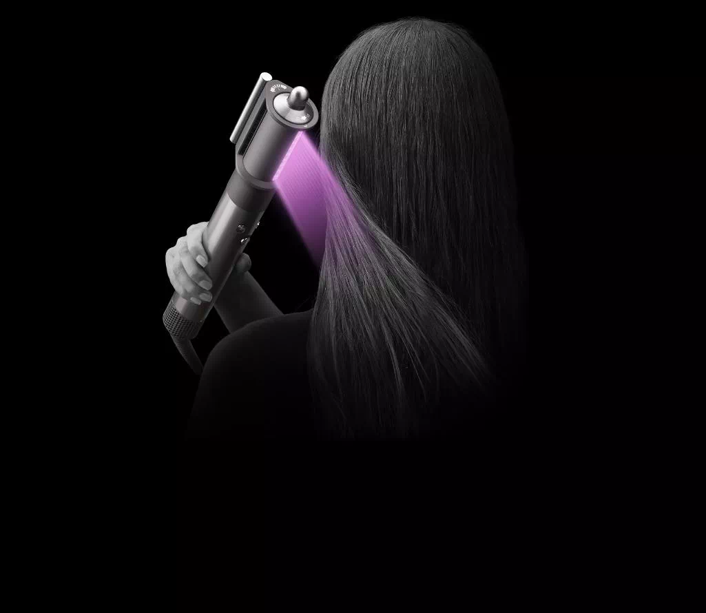 긴생머리를 바람으로 말리는 사진