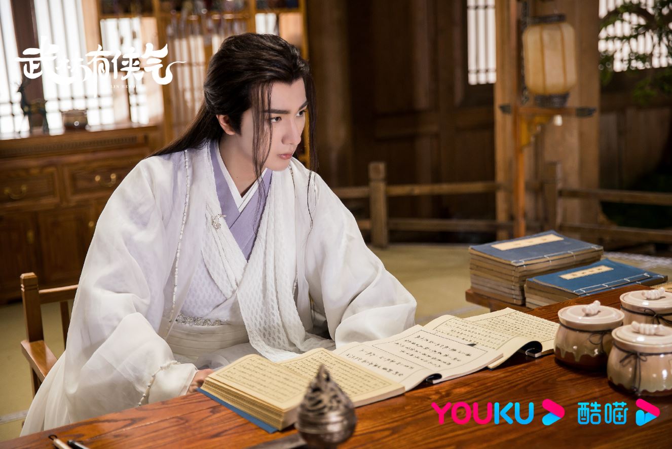 백악-책상-앞에-앉아-다른곳을-바라보는-모습