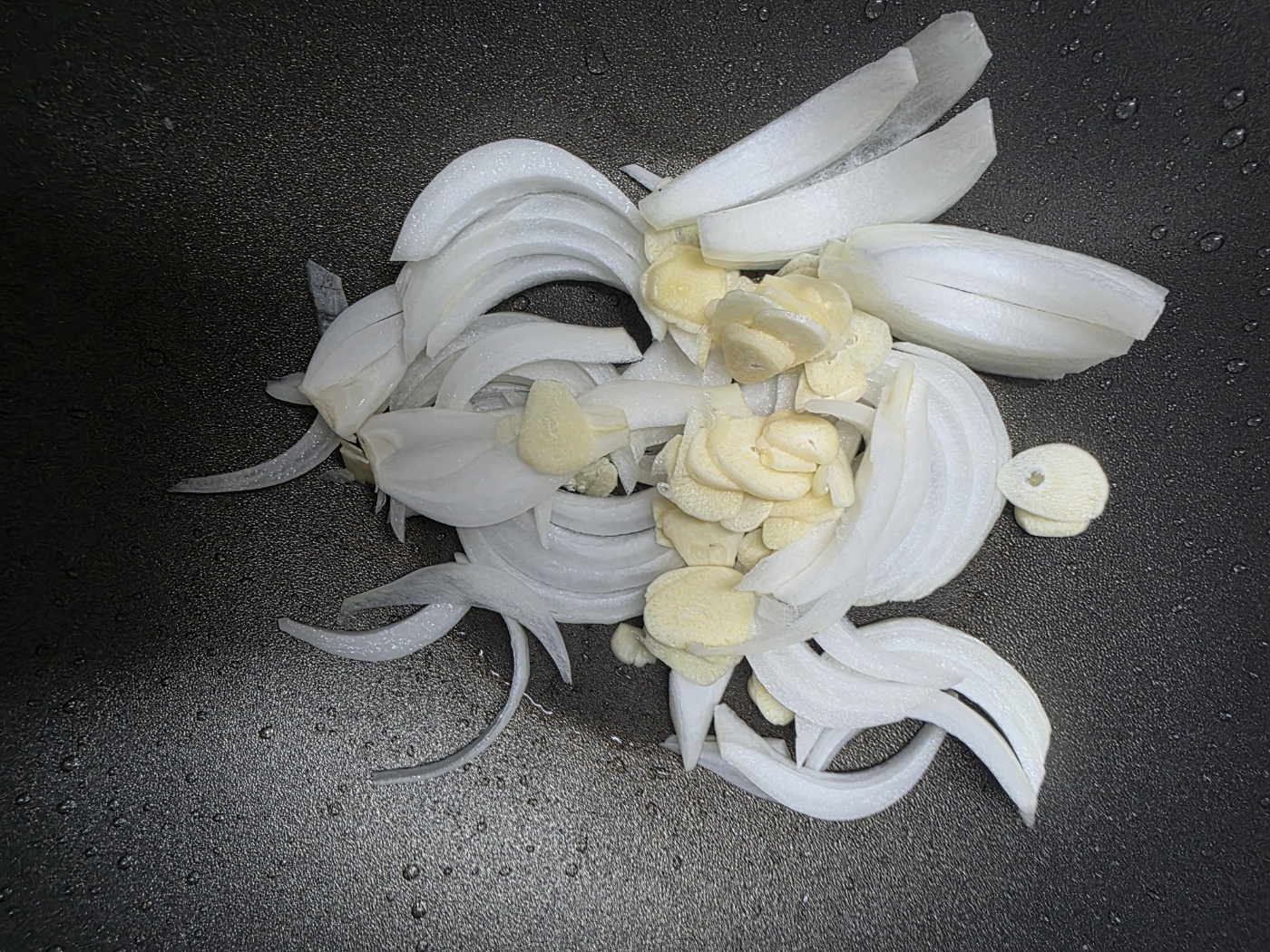 냄비에 채소 깔기