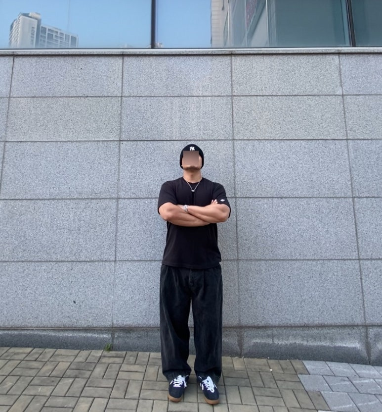 데일리룩('26. 10. 9.)엠엘비 MLB 뉴에라 NY 뉴욕양키즈 뉴 젤리 미드 비니, 어커버 티셔츠, 무신사스탠다드 벌룬 팬츠, 컨버스 올스타 클래식 트레이너 옥스 스웨이드