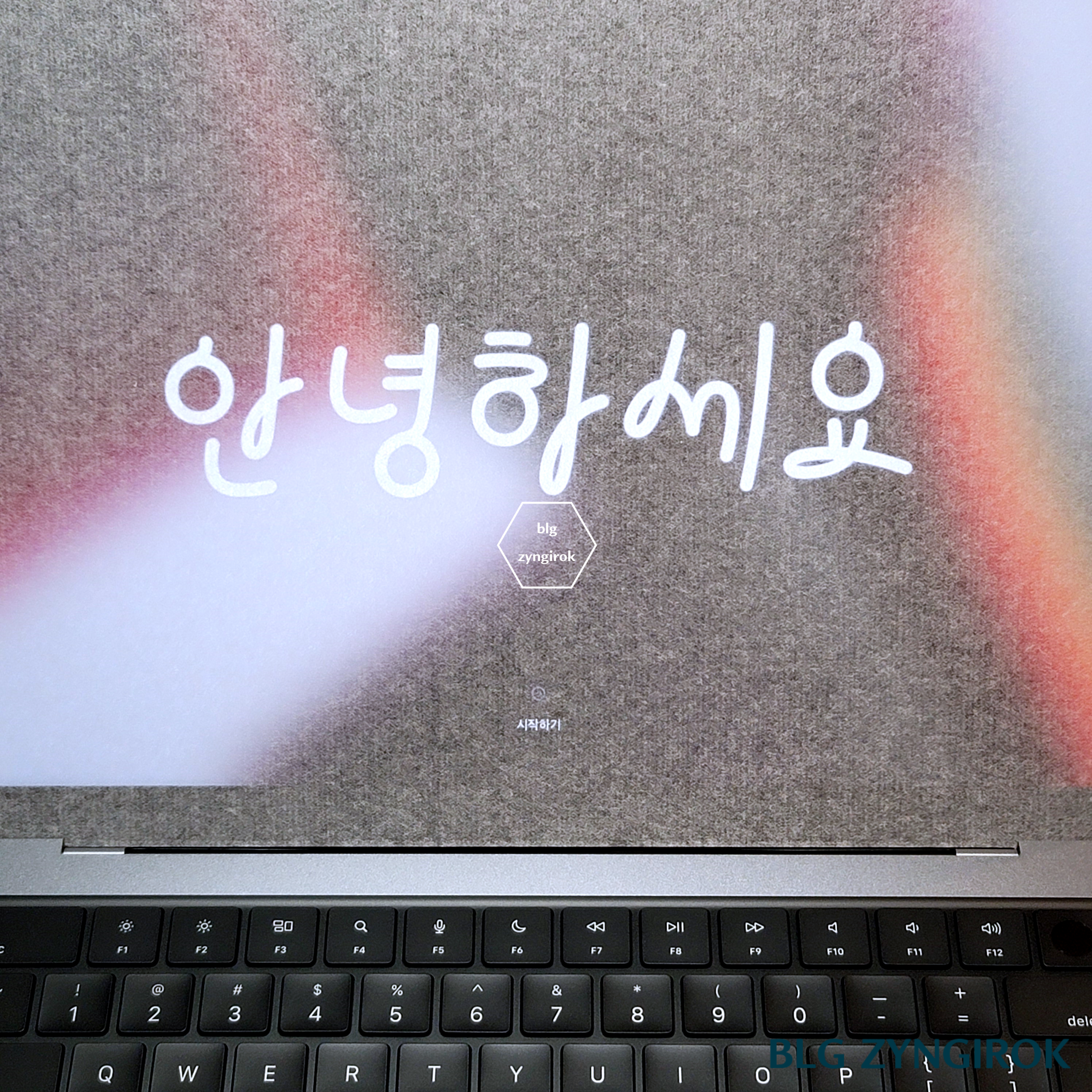 맥북을-처음-열었을때-각국의-인사말이-나온다-한글로-안녕하세요가-떴다