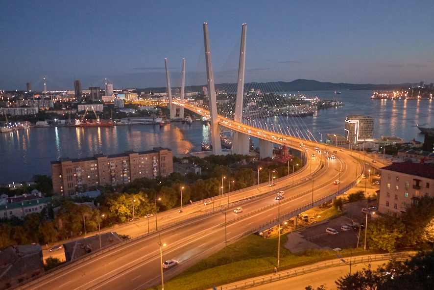 독수리 요새 전망대(Видовая Площадка)에서 본 금각만대교(Золотой мост) 야경