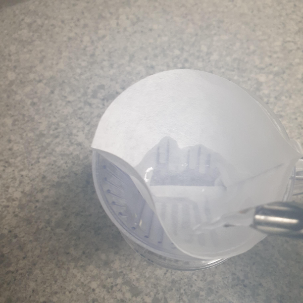 핸드 드립할 때 종이 필터 린싱은 꼭 해야 할까?_린싱 방법_골고루 붓기