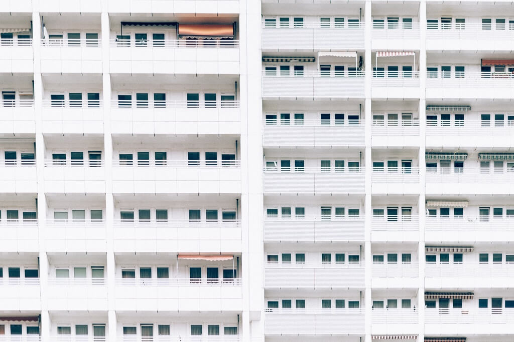 세대가-줄지어있는-복도식-아파트