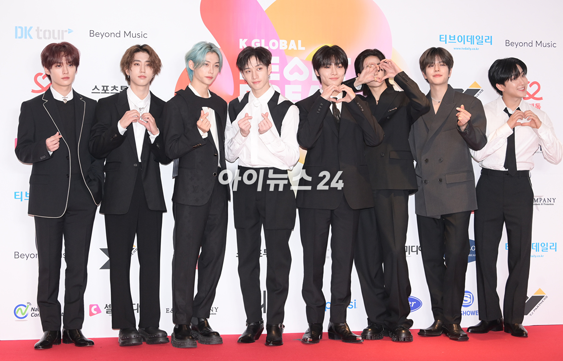 그룹 스트레이 키즈(Stray Kids)가 10일 오후 서울 송파구 올림픽공원 케이스포돔(KSPO DOME)에서 열린 &#39;2023 K글로벌 하트 드림 어워즈&#39; 레드카펫 행사에 참석하고 있다. [사진=정소희 기자]
