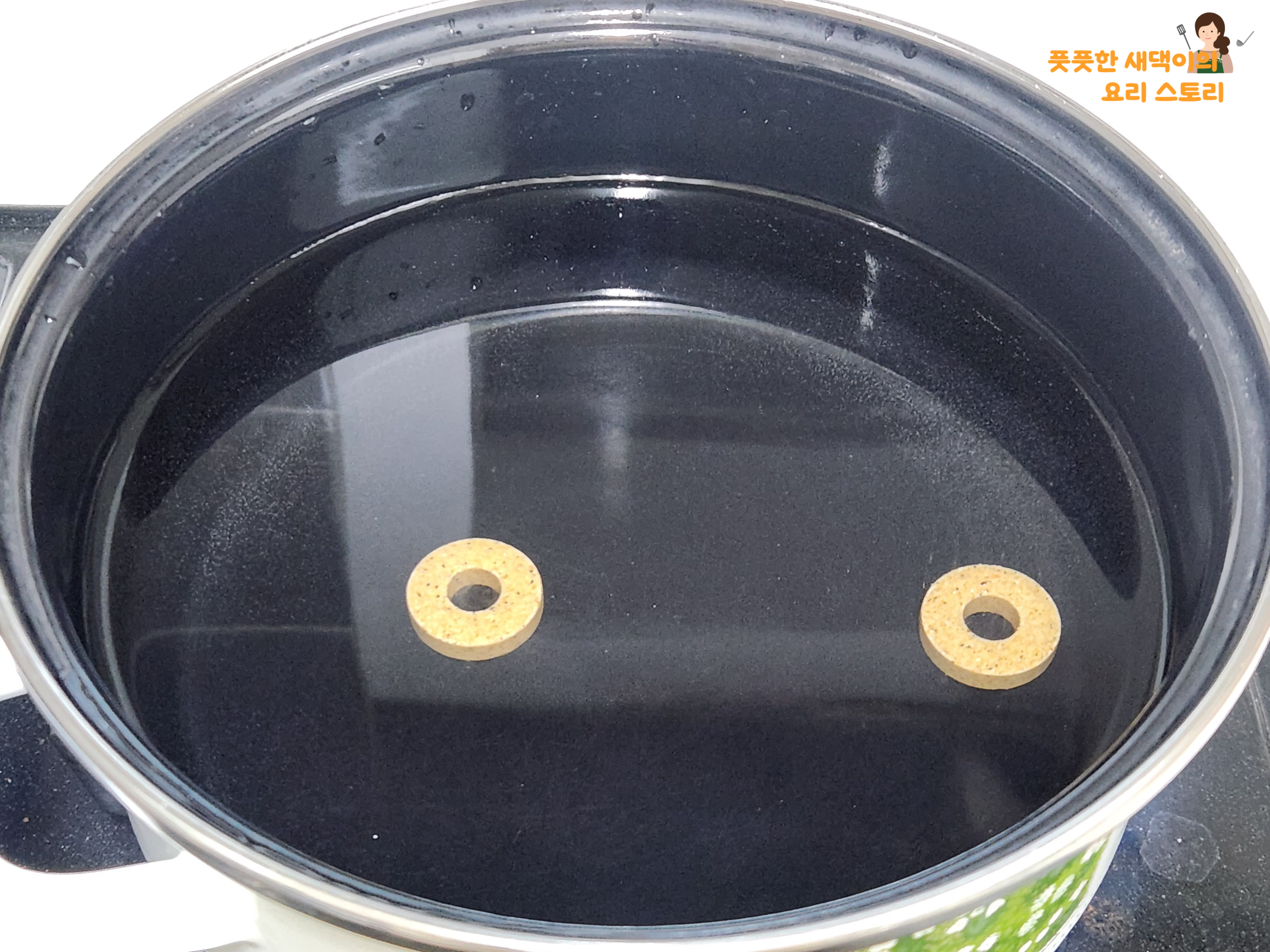 동전육수 넣고 물 끓이기