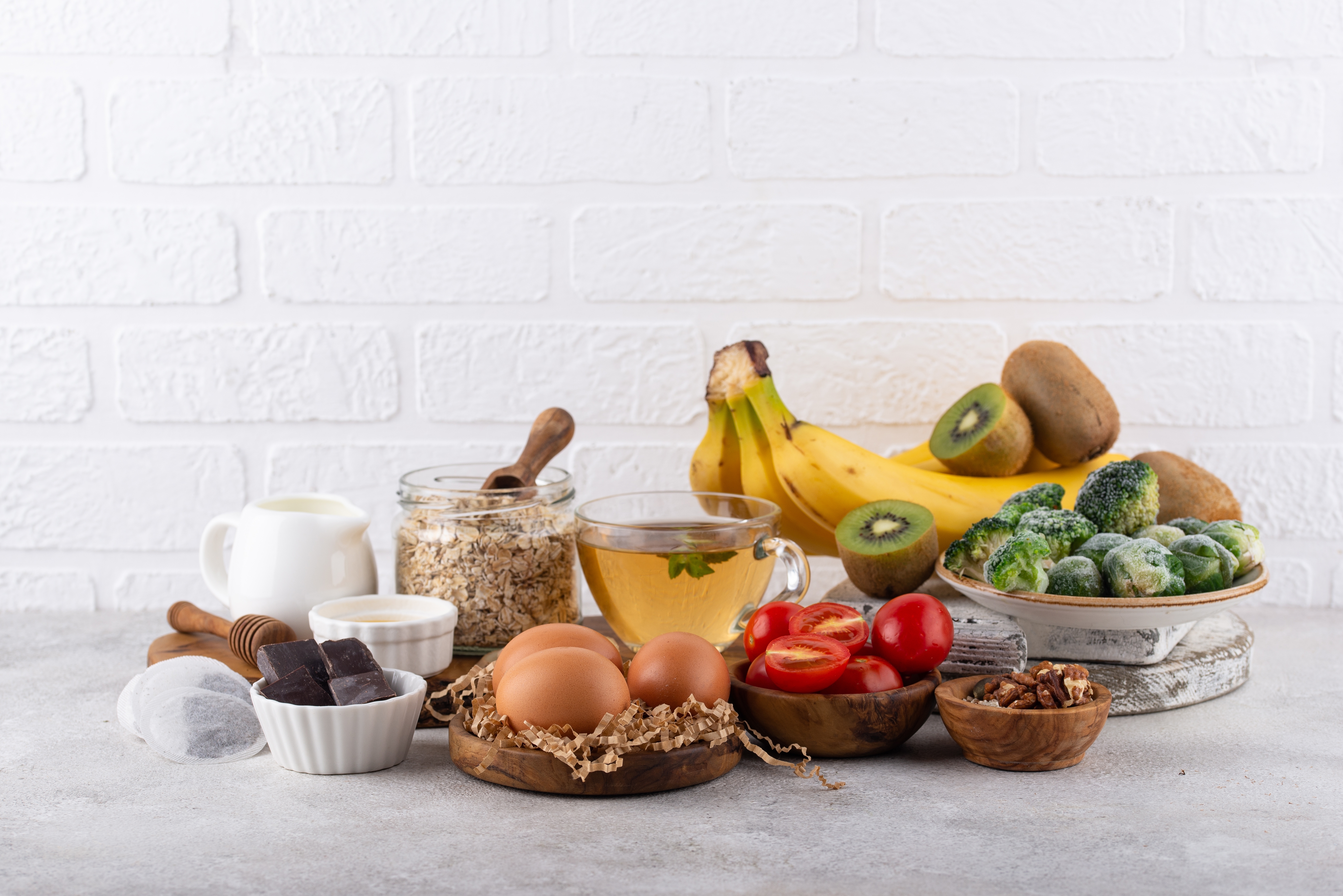 호르몬 균형과 다이어트를 위한 생리주기별 건강 식단 재료 – 바나나, 키위, 브로콜리, 귀리, 계란, 토마토 등 영양 가득한 식품들"