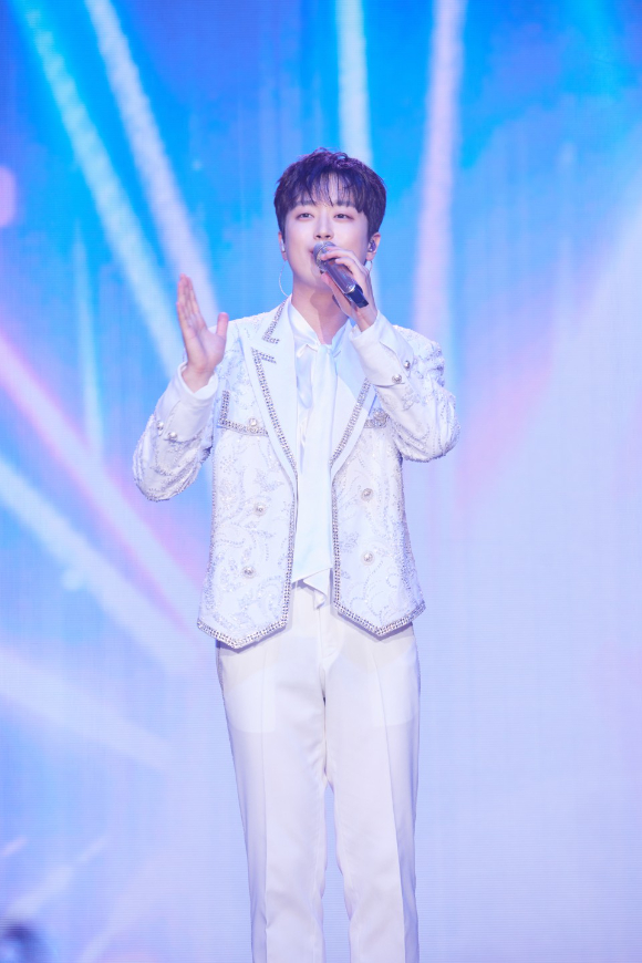 가수 이찬원이 올림픽홀에서 &#39;2023 이찬원 콘서트 ONE DAY&#39; 서울 앙코르 콘서트에서 노래하고 있다. [사진=대박기획]