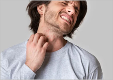 배아프고 가려운 증상을 느끼는 사람들 이미지