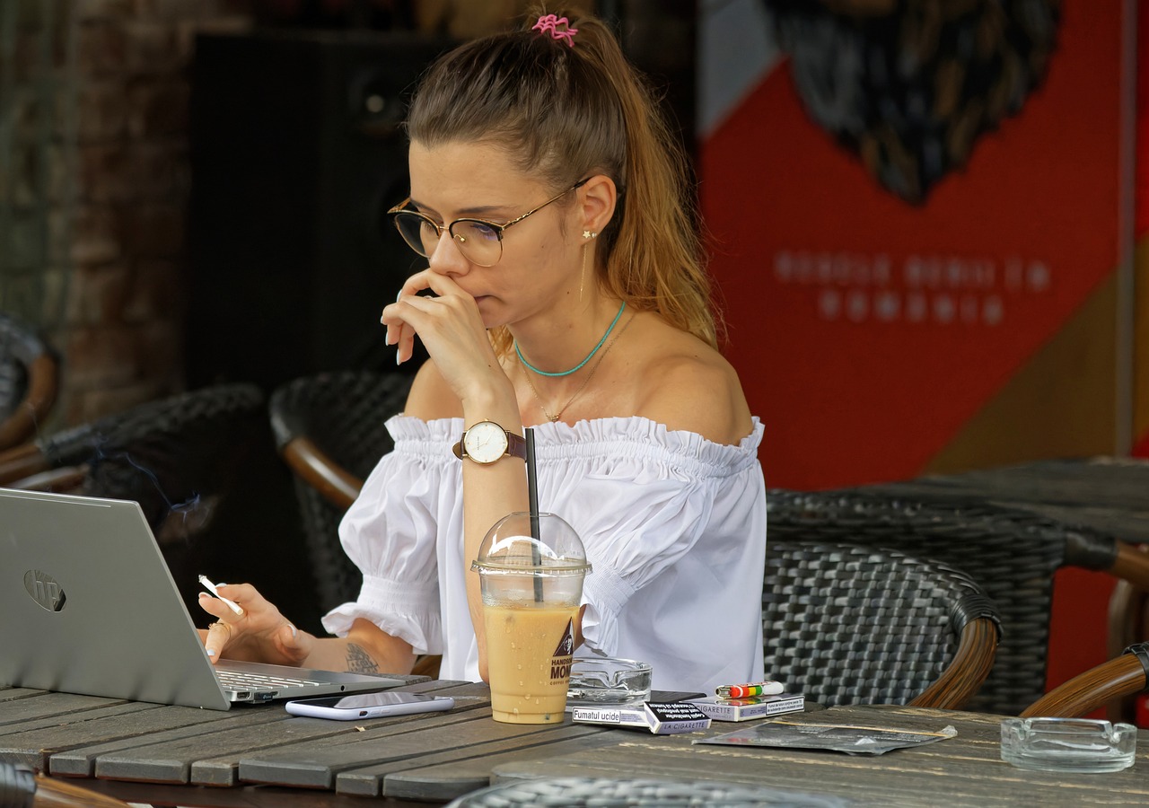 온라인 강의 수강 중인 모습과 메모하는 장면