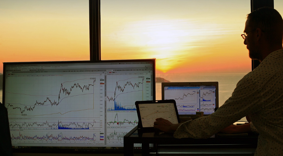 주식투자중인 사람 사진