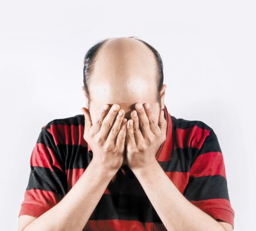탈모로 슬퍼하는 남성