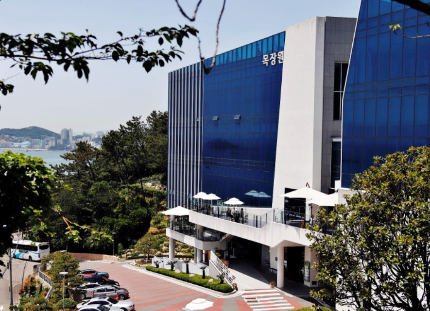 목장원이라고 적혀있는 빌딩 외관