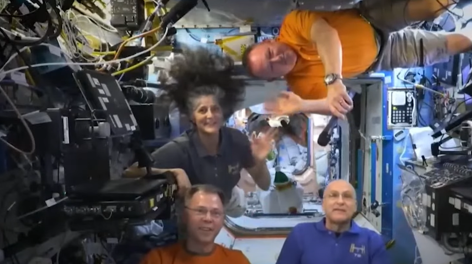 우주공간에서 활동하고 있는 우주인