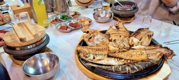 속초 동명항 전설의 맛 제대로 구웠다 숯불 생선구이 맛집 추천