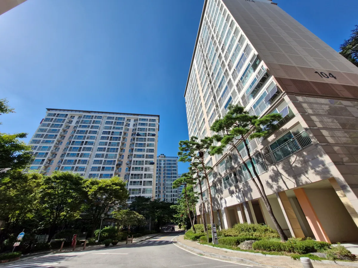 판상형-아파트가-나무와-어울린-모습