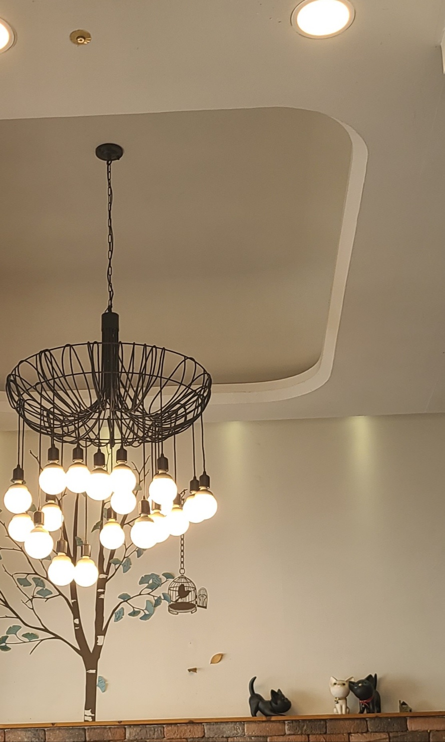 창원 상남동 브런치 팩토리 내부 조명