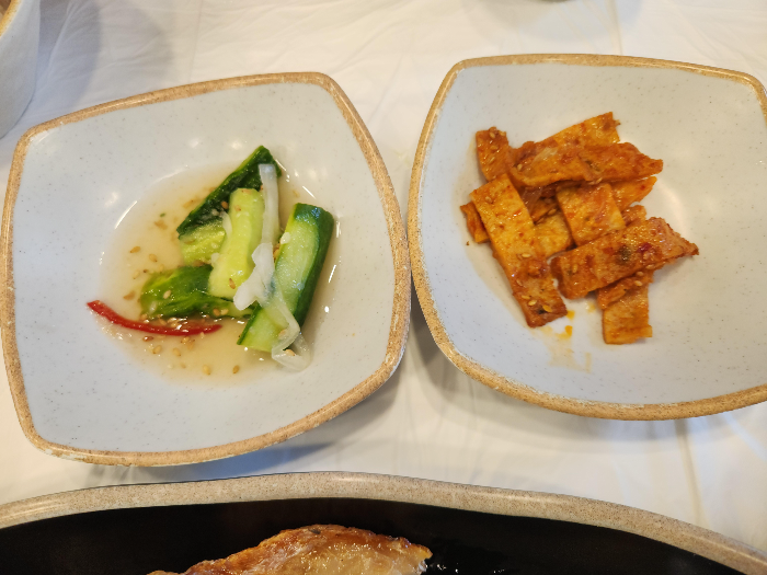 오뎅볶음과 오이무침이 테이블 위에 올려져 있다
