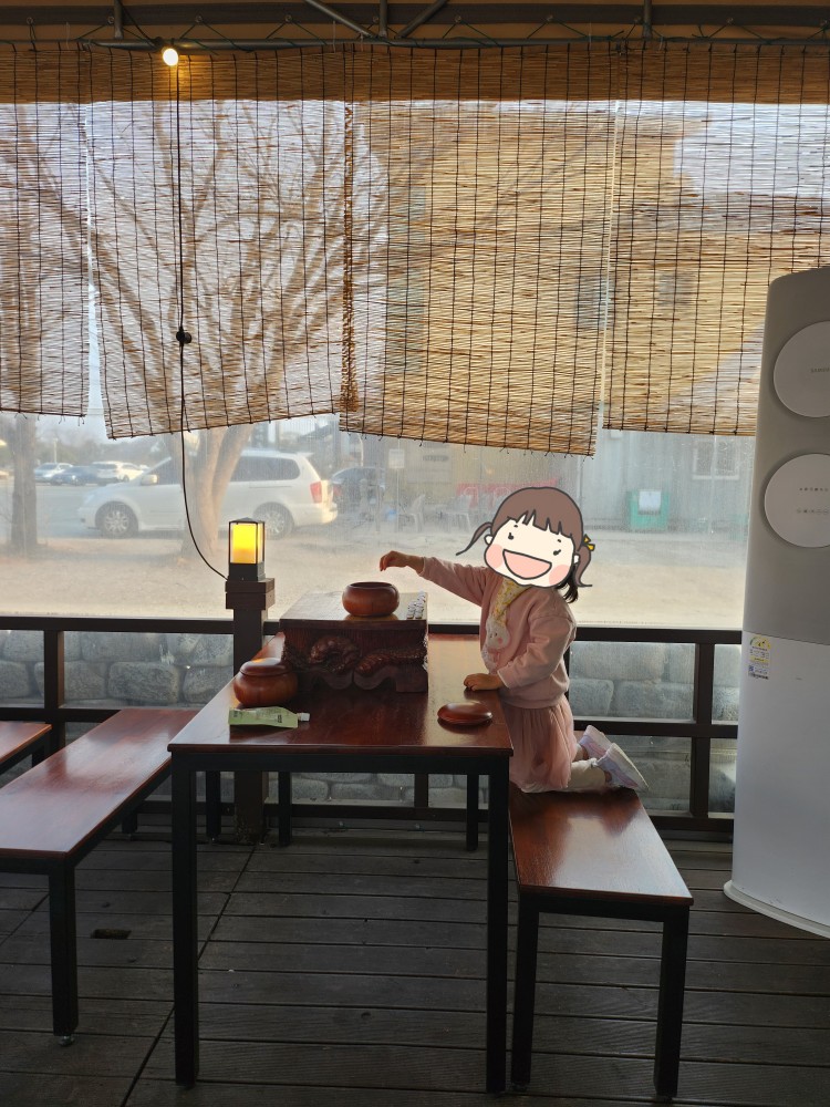 대기공간에서 노는 아이