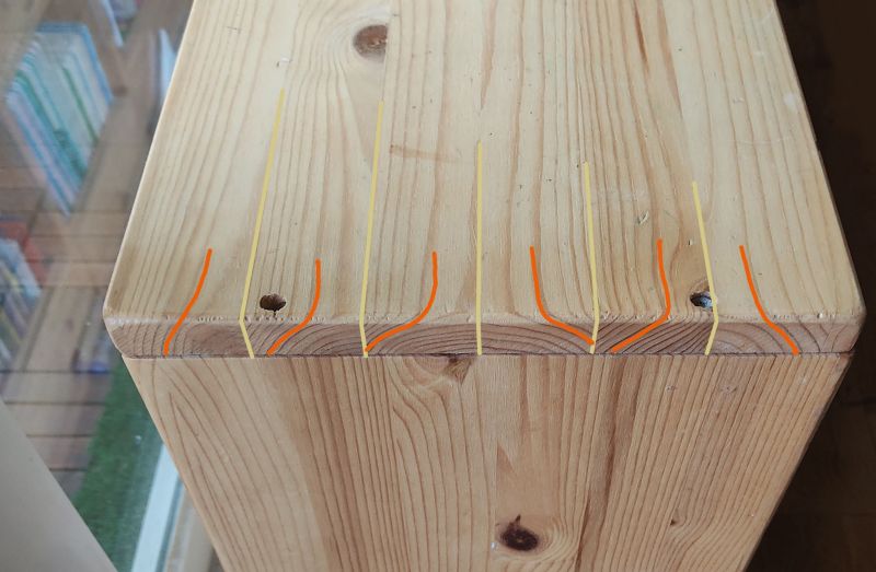 절단면이 상판의 나뭇결과 이어지고 이어붙인 나무 접합면이 보이는 집성목판