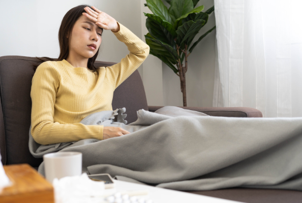 열을 재고 있는 여자의 모습.