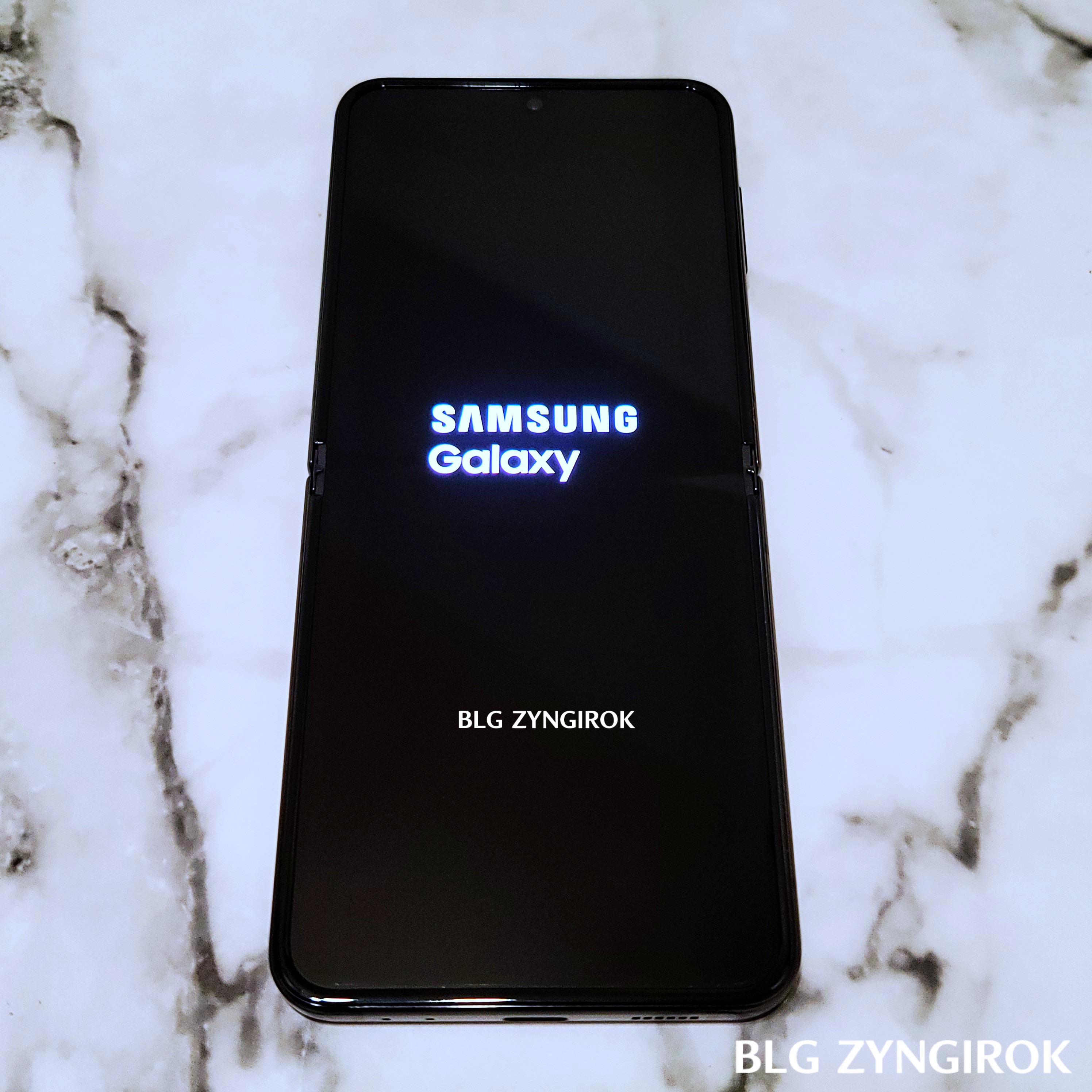 부팅중인-갤럭시Z-플립4-모습이다.