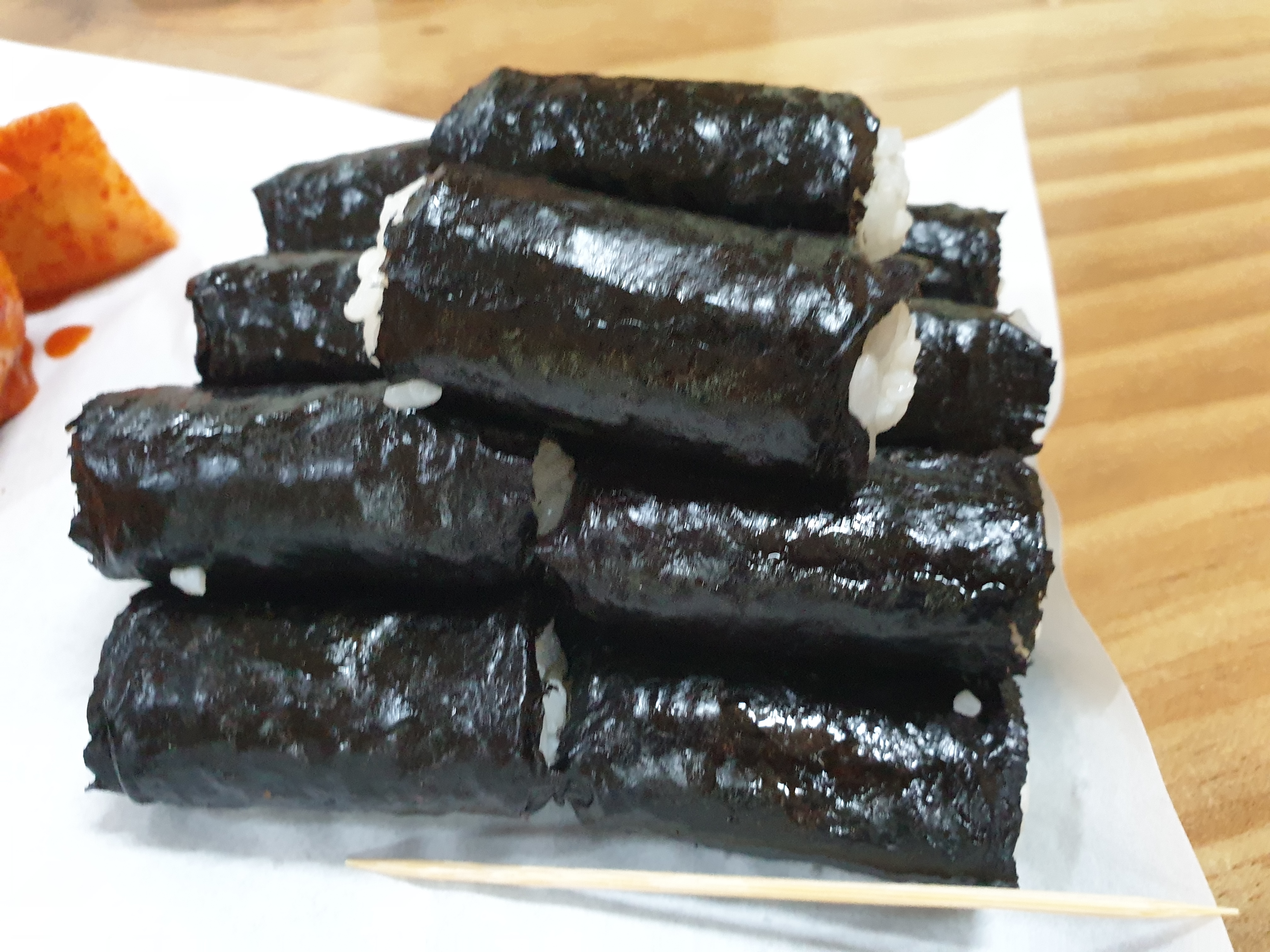 밥과 김의 도미노, 병행을 상징적으로 의미