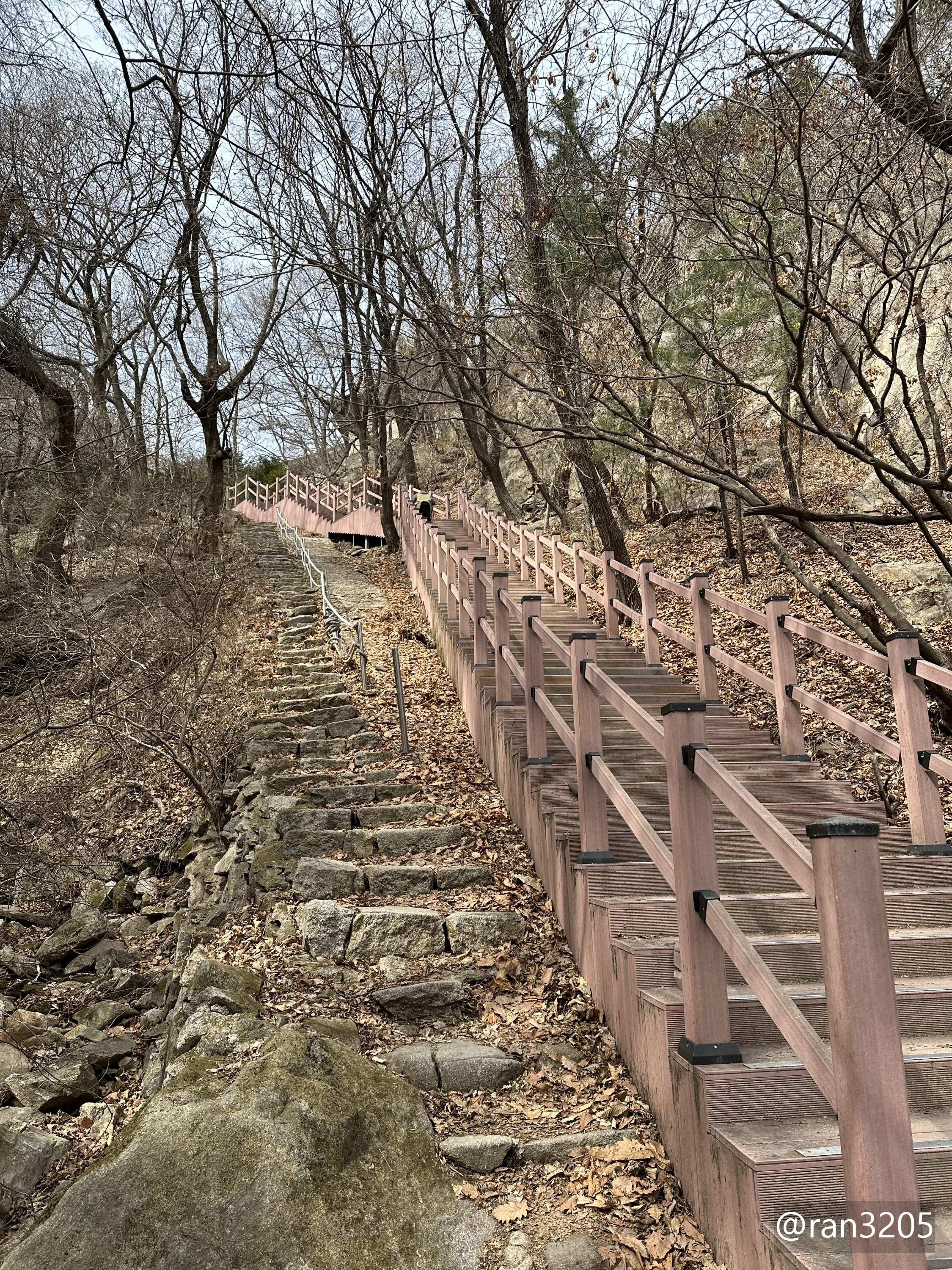 연주암 도착 직전 데크계단