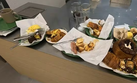 버려진 빵들 - 먹다만 빵들 - 뜌레쥬르 그린플레이트 뷔페