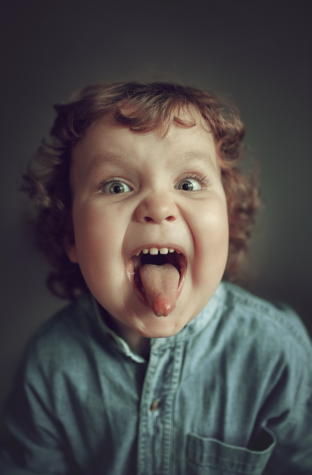 어린이의 재미있는 표정사진