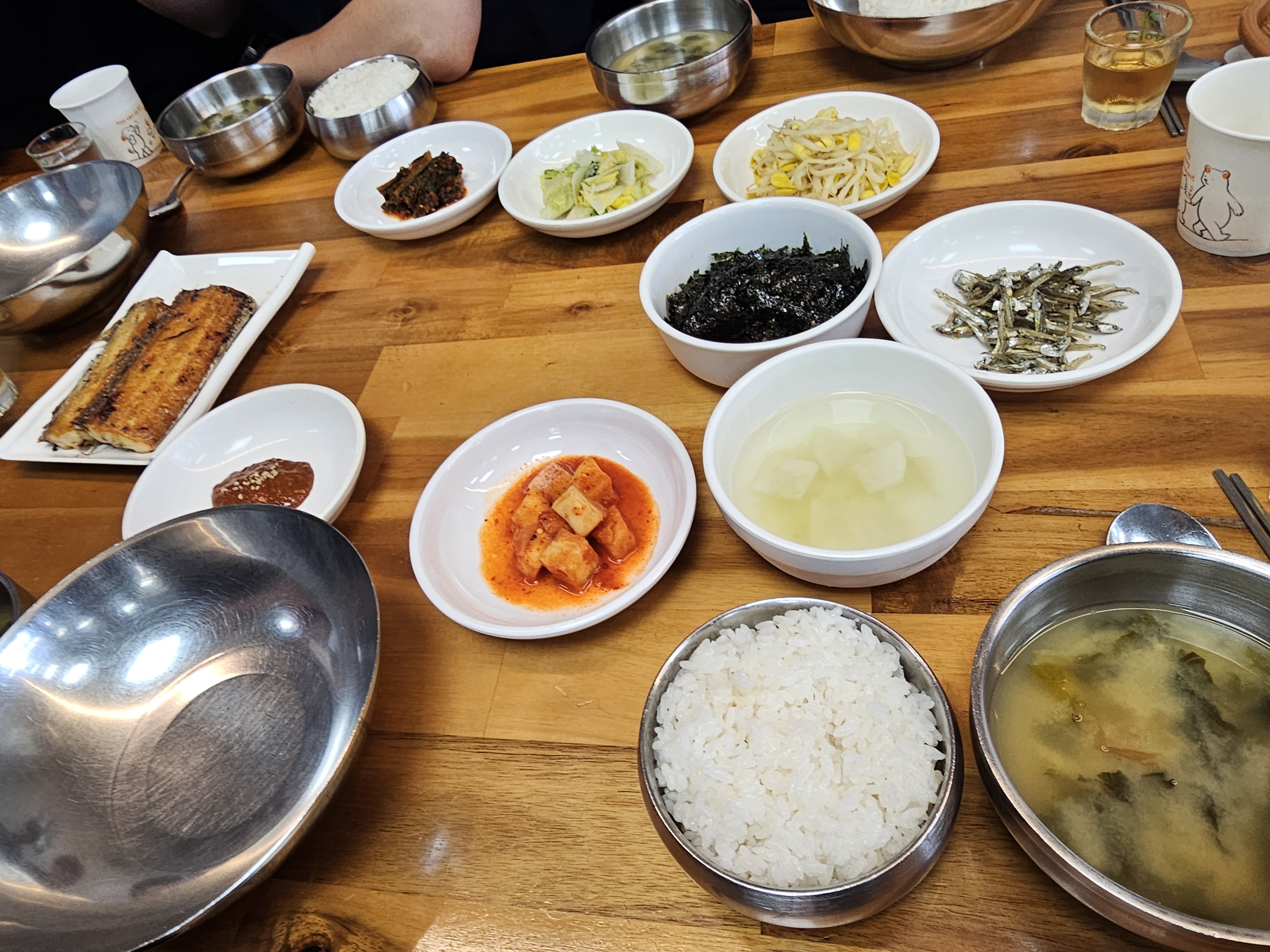 여수 삼학집 상차림 전경, 갈치구이와 반찬 여러 접시
