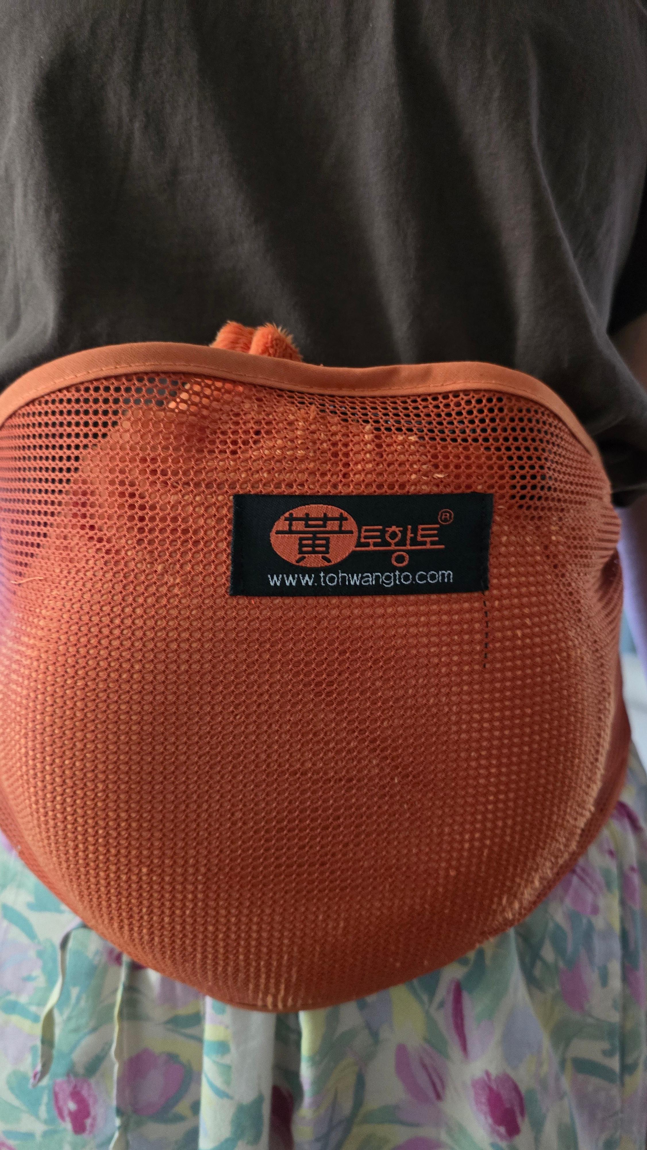 황토 뜸질기를 망사 복대에 넣어 아랫배에 착용하고 있는 모습