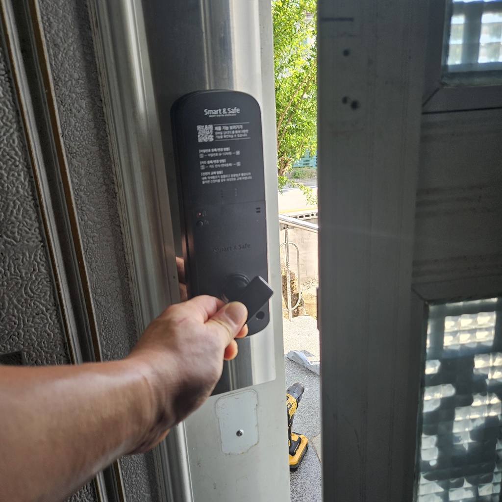 김해 대동 초정리 주택 현관 유럽형 아트도어 패션문 손잡이 일체형 무 타공 주키 전자 번호 도어락 디지털 자동 오토락 설치