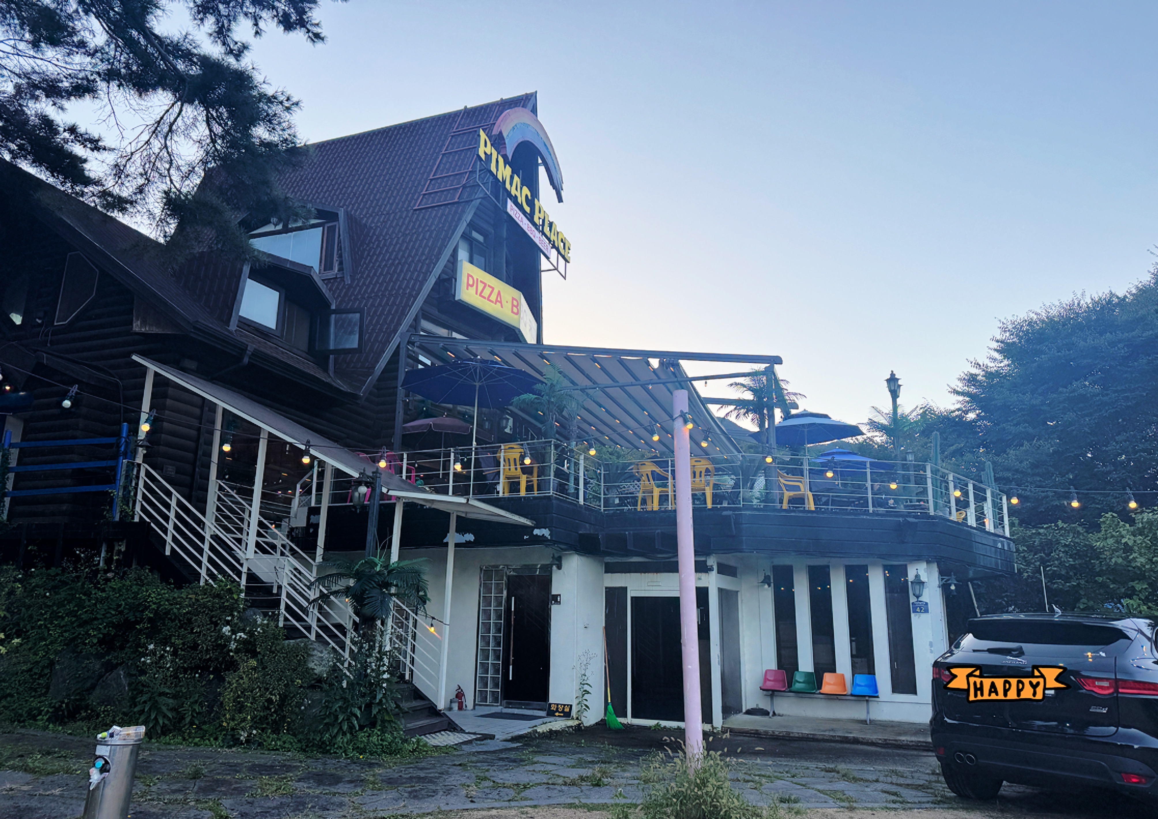 햇살이 비칠 때 가장 예쁜 샬레풍 건물&amp;#44; 입구 쪽도 포토존 느낌