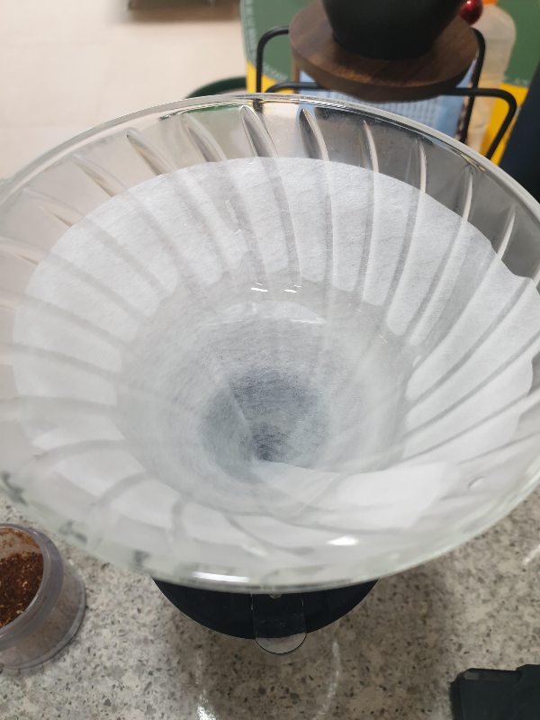 드리퍼 안에 물이 조금 차있는 모습. 필터가 드리퍼에 밀착되어 있다.