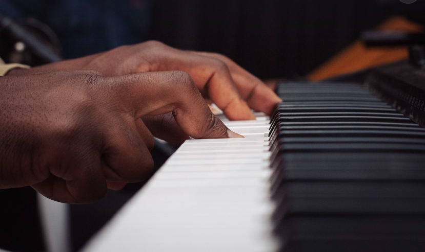 jazz piano 치는 모습 사진
