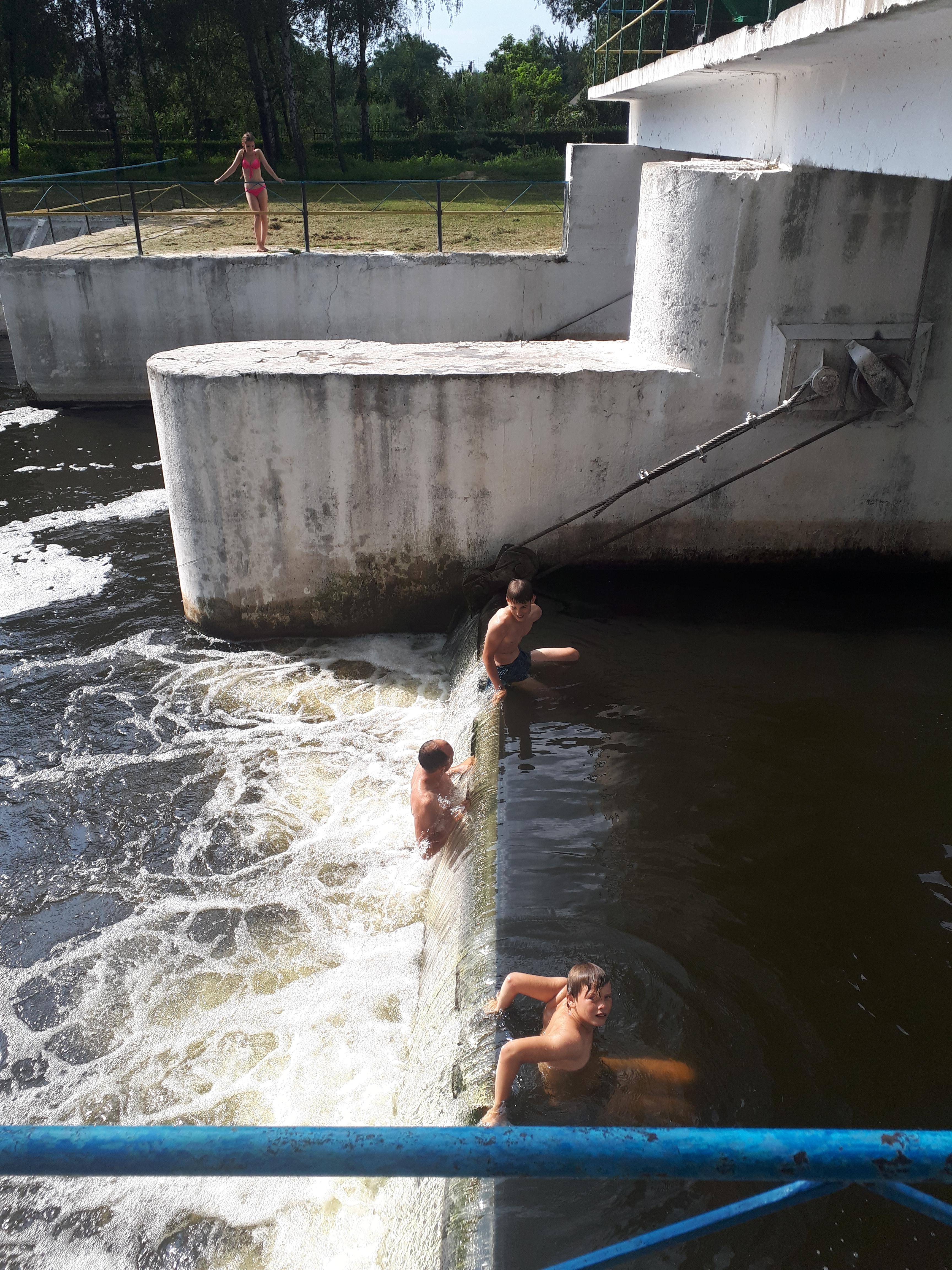 우크라이나 페레야슬라우 알타 강에서 점프하는 아이들