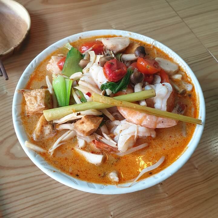 양재-피넘타이의-톰양꿍엔-새우와-건두부-버섯류-숙주-청경채-등이-들어있다