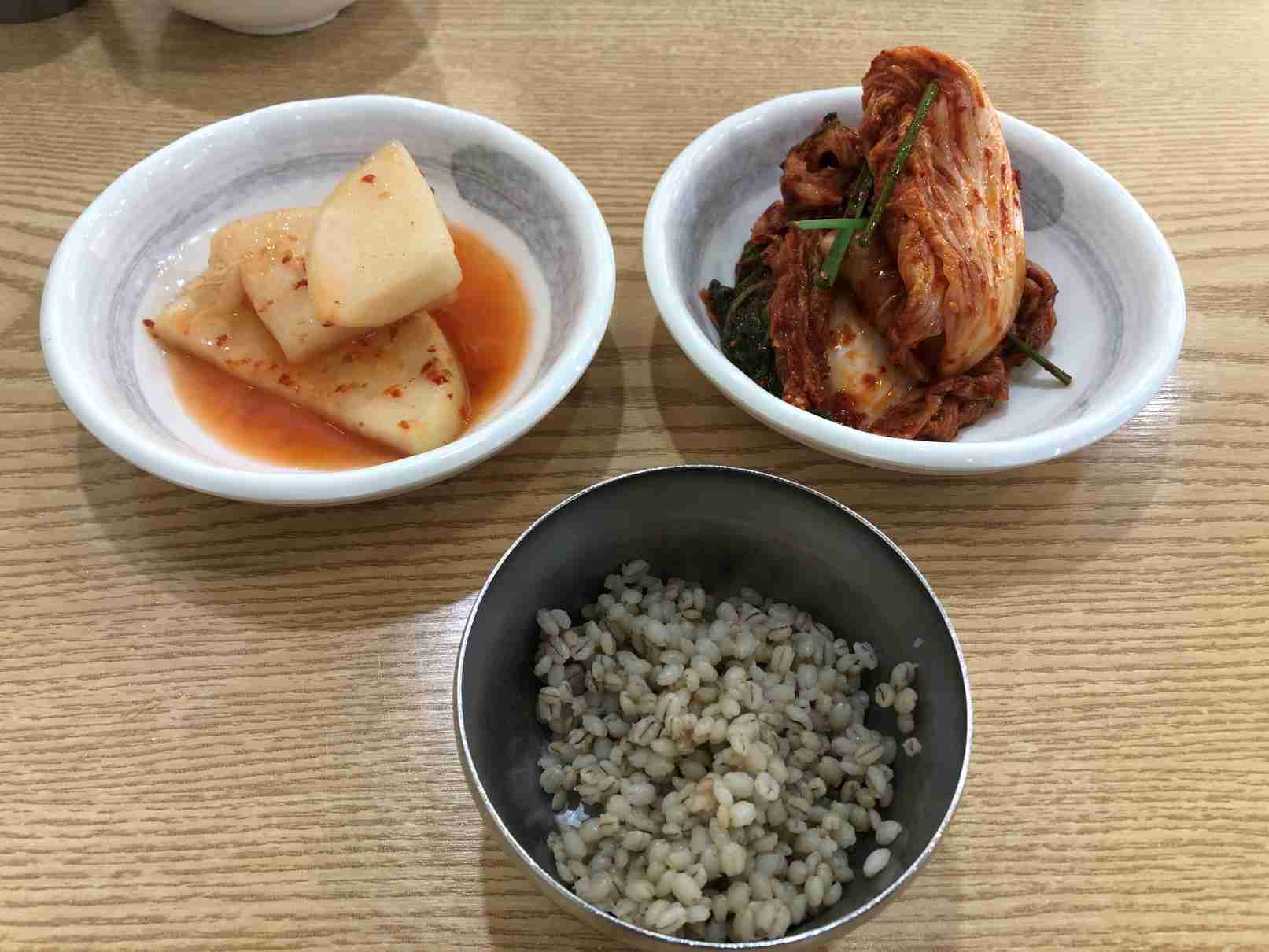 밀향기칼국수-꽁보리밥-김치