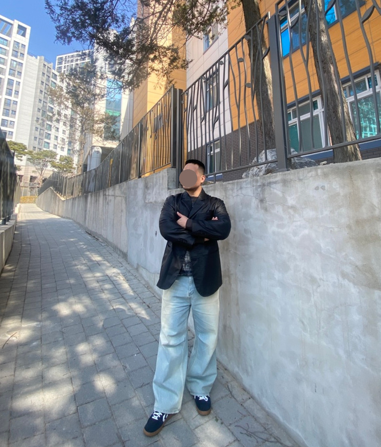 데일리룩('26.2.28.)아크메드라비 ADLV 카우하이드 레더재킷 레더블레이저, 스컬프터 니트 티셔츠, 에러스익셉티드 와이드 연청 데님 팬츠, 컨버스 올스타 클래식 트레이너 옥스