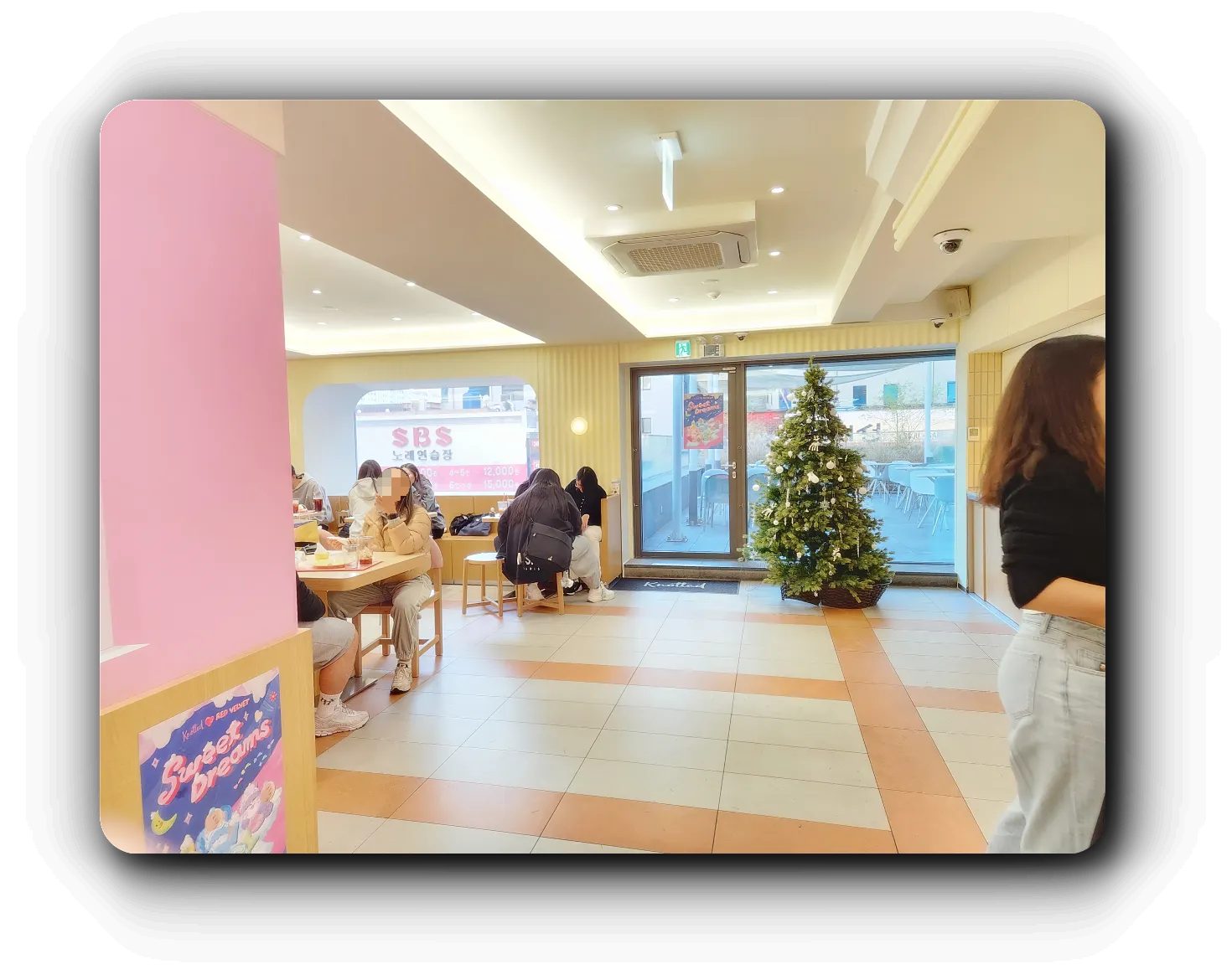 노티드-강남-카카오-매장-내부-트리
