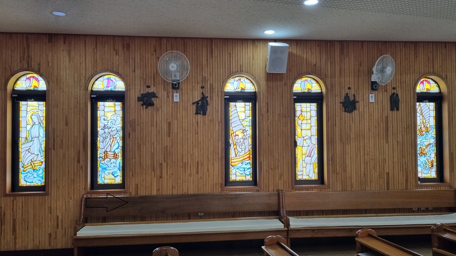 제주교구 용수성지 성 김대건 안드레아 신부 표착 기념성지성당 안 스테인드글라스, 십자가의 길 사진