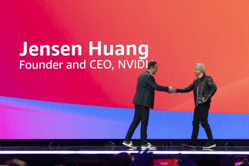 아담 셀립스키 AWS CEO(왼쪽)가 28일(현지시간) 미국 라스베이거스 베네시안 호텔에서 열린 '리인벤트(re:Invent) 2023' 기조연설에 깜짝 등장한 젠슨 황 엔비디아 CEO와 악수를 하고 있다.