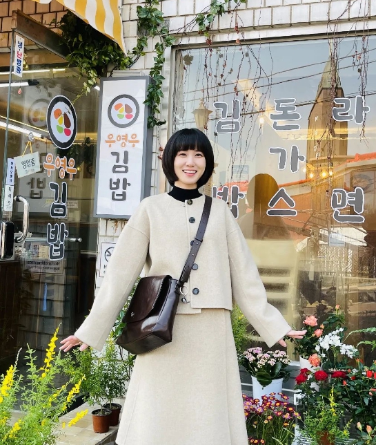 드라마 우영우 여자 주인공이 우영이 김밥집 앞에서 포즈를 취하고 있다