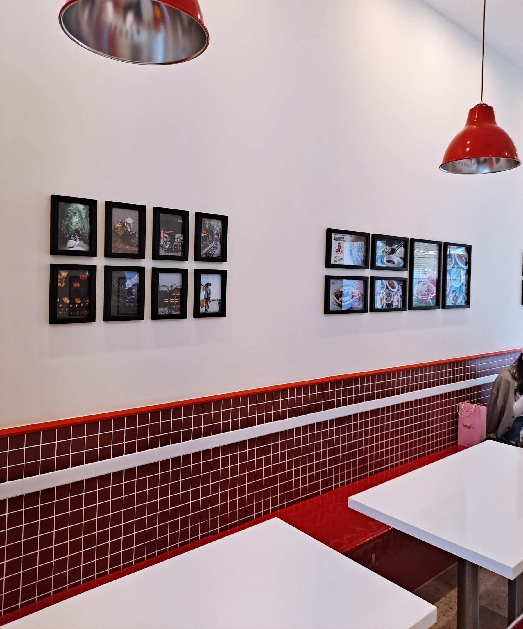 홍대쌀국수 벽면액자들